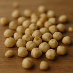 Close up van geroosterde witte amandelen