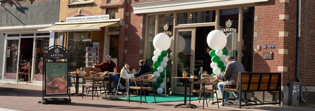 Buitenkant van een Barista Café vestiging met terras